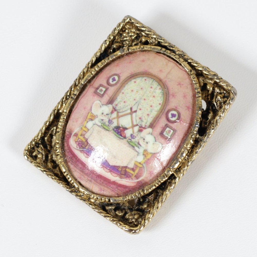 Vintage 1977 Artist Signed P. Smith Cute Cottage Mouse Brooch Pendant